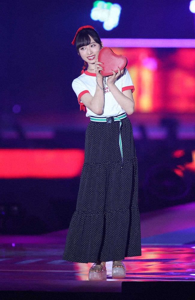 【画像・写真】ＡＫＢ48小栗有以　藤田ニコルがプロデュースの衣装でランウェイ登場