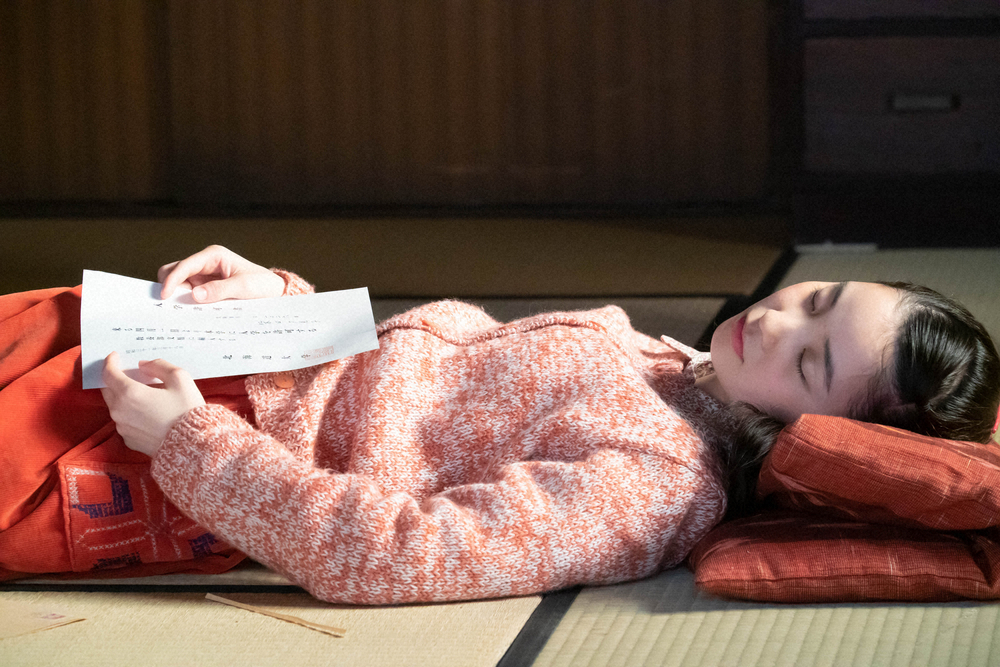 連続テレビ小説「なつぞら」第43話。北大からの封書を受け取ると、眠りこけてしまった夕見子（福地桃子）（C）NHK