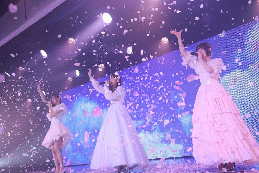 卒業公演を行ったNGT48の(左から)長谷川玲奈、山口真帆、菅原りこ（AKS提供）