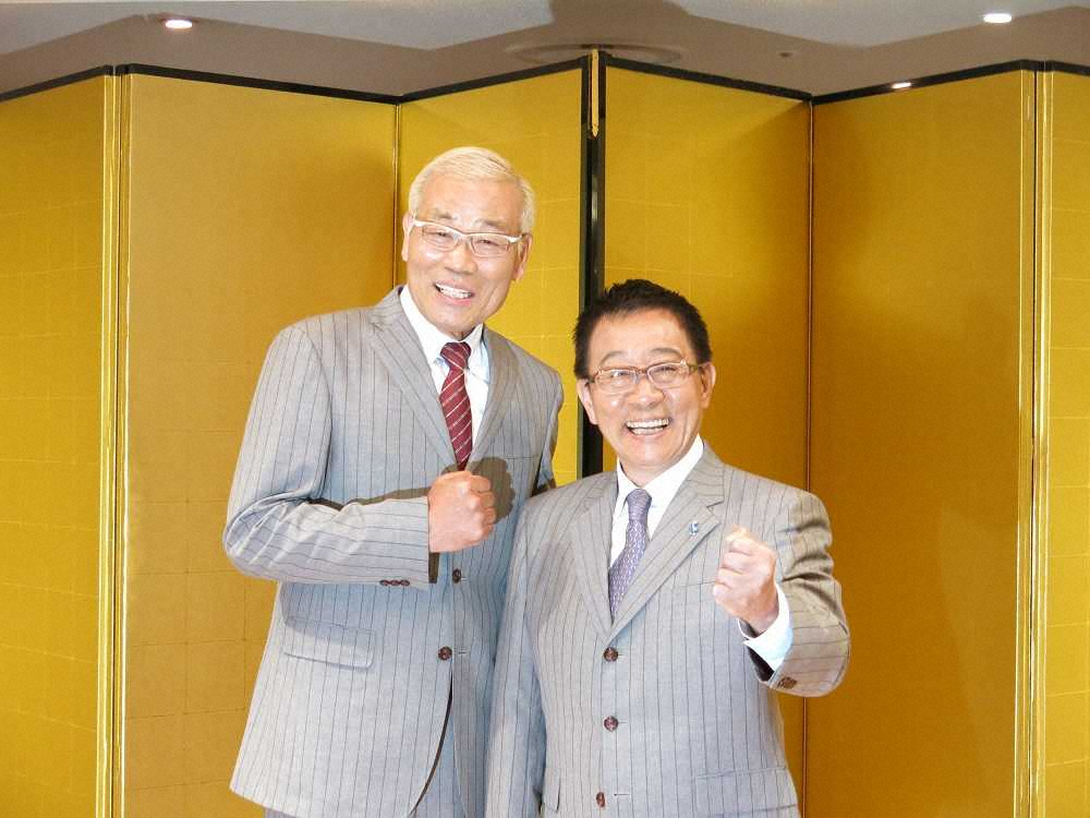 紫綬褒章受賞に笑顔のオール巨人（左）、オール阪神