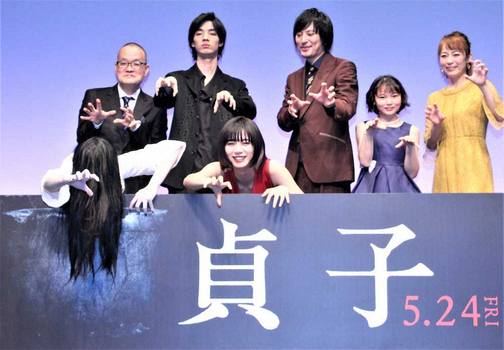 9日に行われた映画「貞子」完成披露試写会イベントに出席した（前列左から）貞子、池田エライザ、（後列左から）中田秀夫監督、清水尋也、姫嶋ひめか、佐藤仁美