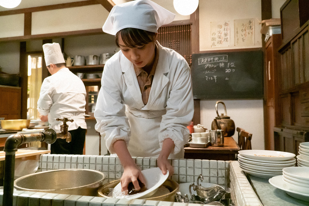 連続テレビ小説「なつぞら」第45話。アニメーターを目指しながら、川村屋で皿洗いとして働くなつ（広瀬すず）（C）NHK