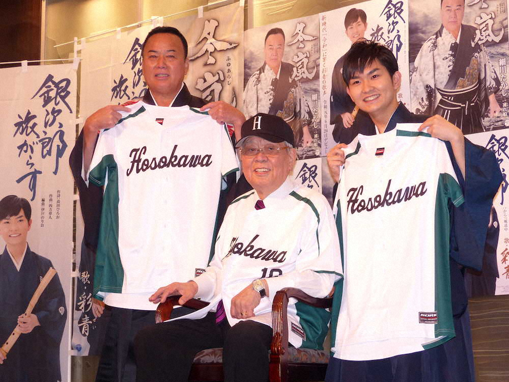 「チーム細川」の結成を発表した細川たかし（左）と監督に就任した野村克也氏（中央）、弟子の彩青