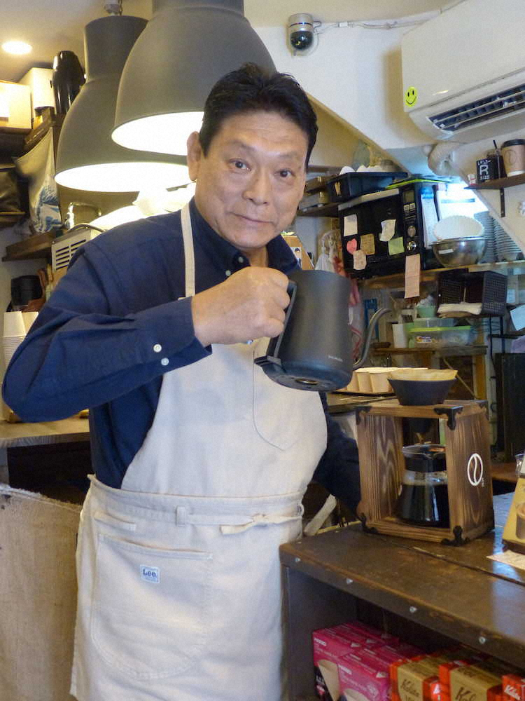 新曲「ごめんね麗子」のPRイベントでアイスコーヒー作りを行った増位山太志郎