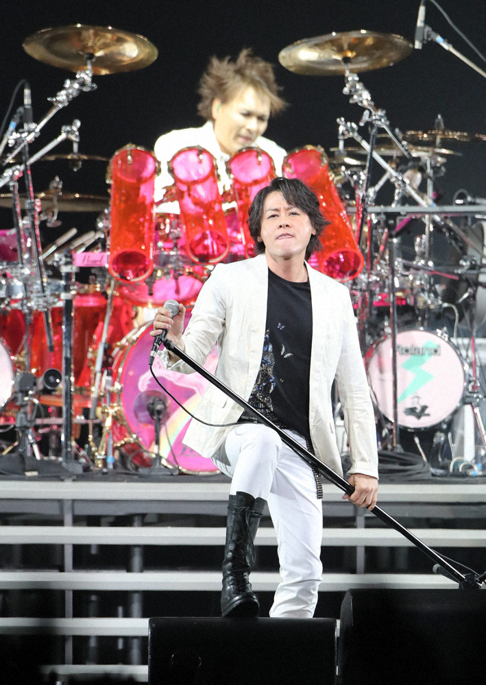 人気ロックバンド「LUNA SEA」のボーカルRYUICHI（手前）とドラムの真矢