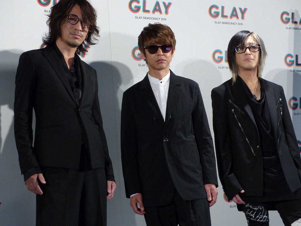 記者会見に臨んだGLAYのTAKURO、JIRO、HISASHI（左から）
