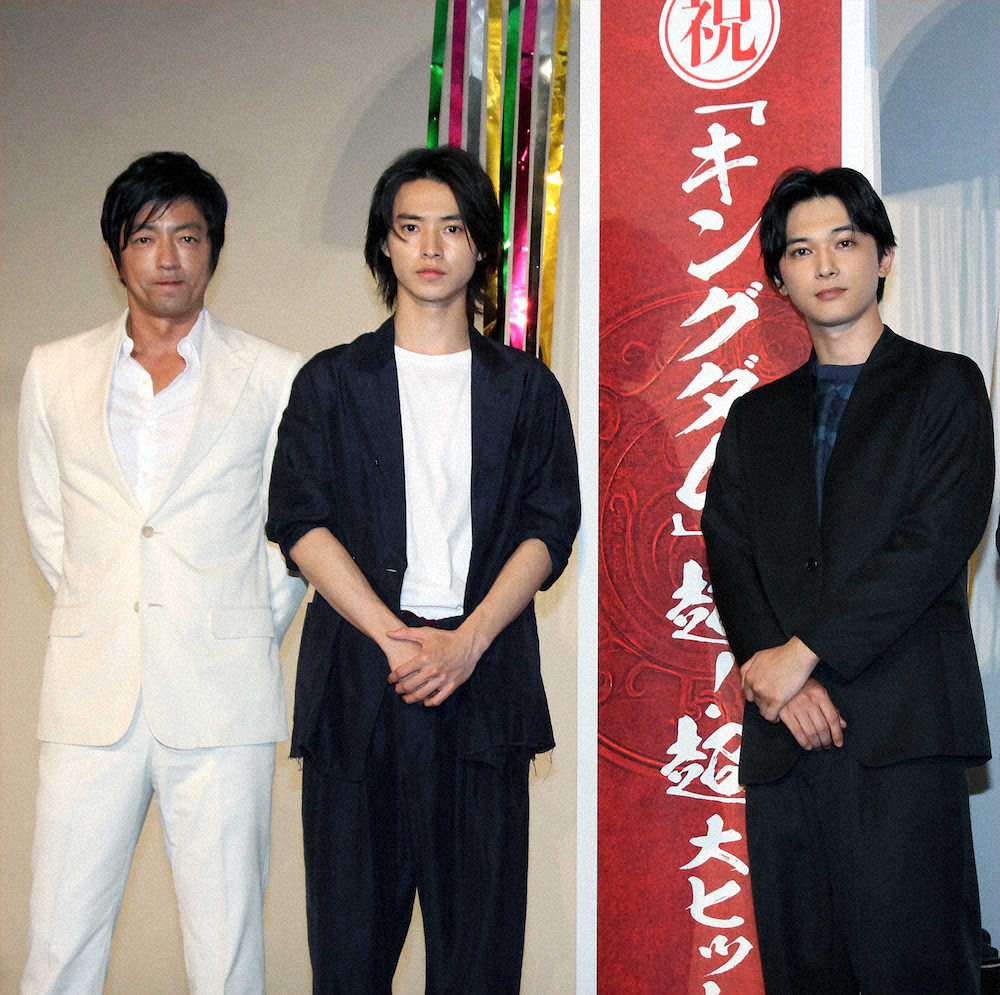 映画「キングダム」の超大ヒット御礼舞台あいさつに登壇した（左から）大沢たかお、山崎賢人、吉沢亮