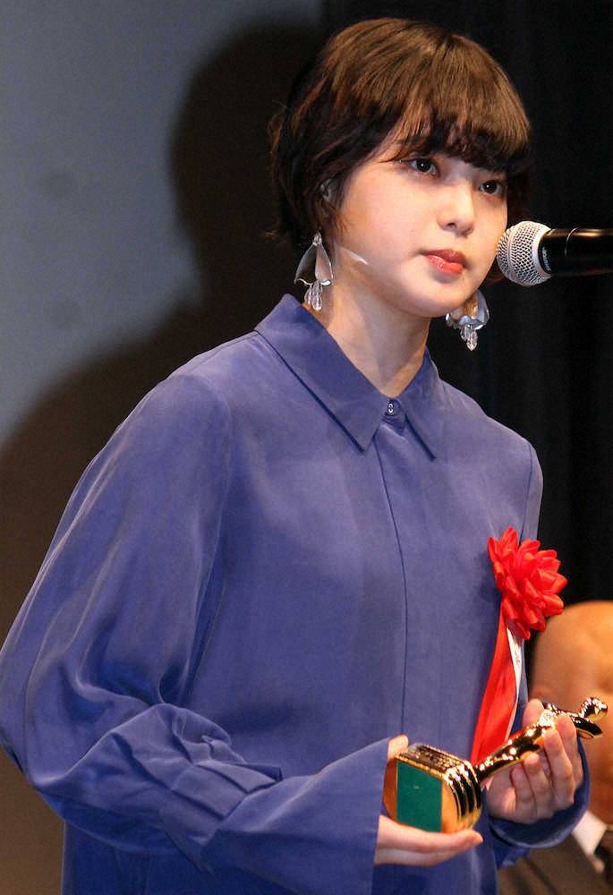 日本映画批評家大賞で新人女優賞を受賞した「欅坂46」の平手友梨奈