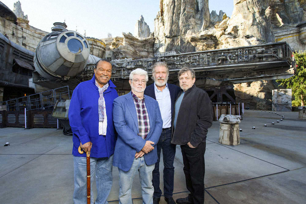 宇宙船ミレニアム・ファルコンの前で記念写真に納まる（右から）マーク・ハミル、ハリソン・フォード、ジョージ・ルーカス監督ら＝29日、米アナハイム（C)Disney／Lucasfilm　Ltd．提供