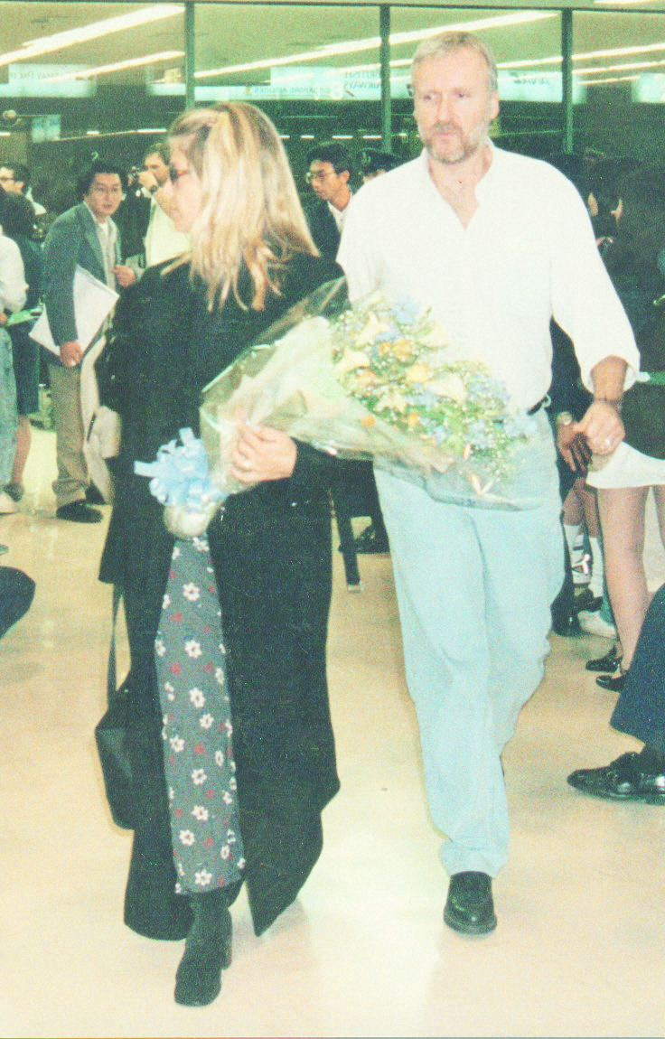 1998年に来日したジェームズ・キャメロン監督とリンダ・ハミルトン夫妻