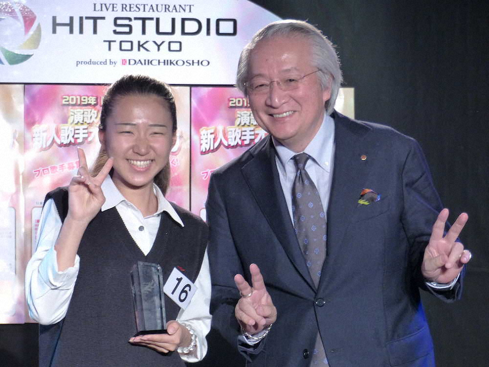 レコード会社「日本クラウン」のオーディションでグランプリを獲得した田中愛美さんは和田康孝社長と記念撮影