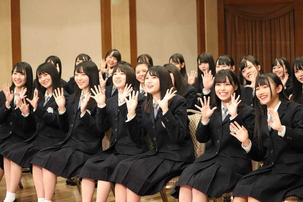 選抜発表で、笑顔を見せるSTU48の瀧野由美子（前列右から3人目）ら（C）東北新社