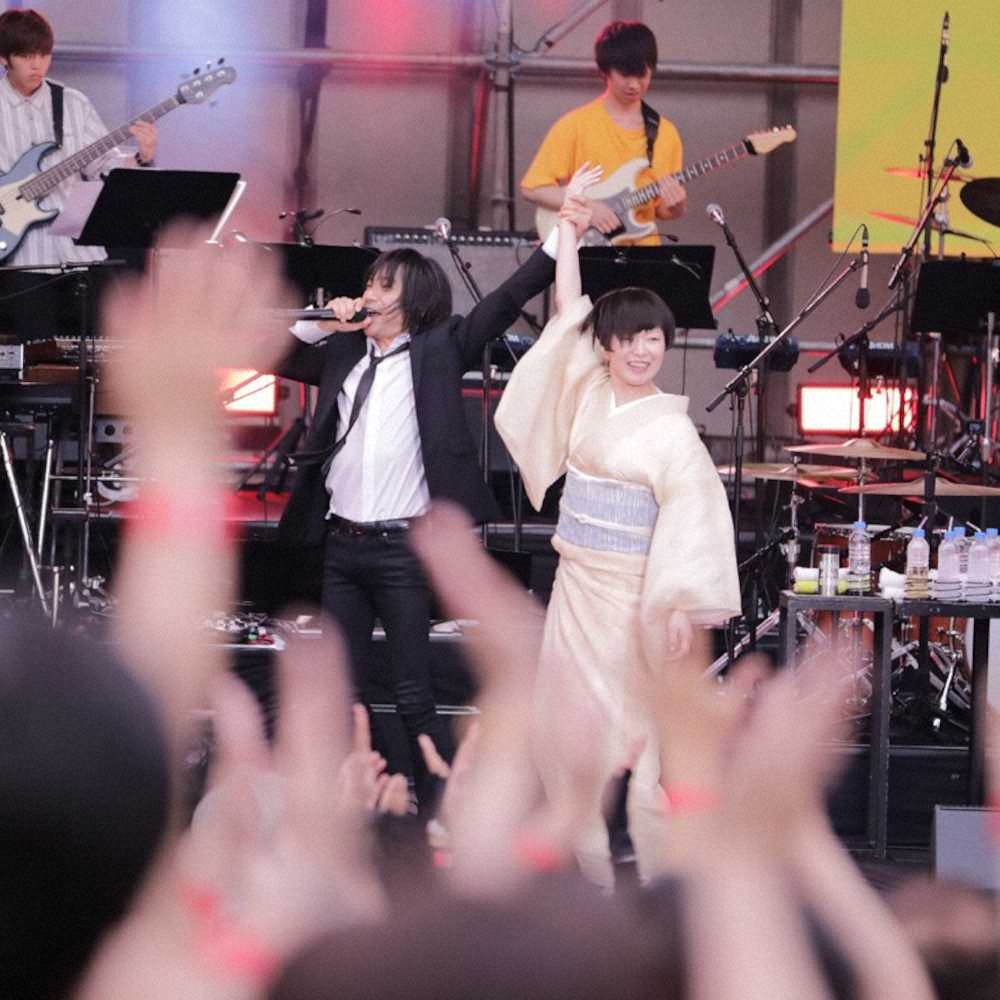 「日比谷音楽祭」にサプライズ出演した椎名林檎と宮本浩次