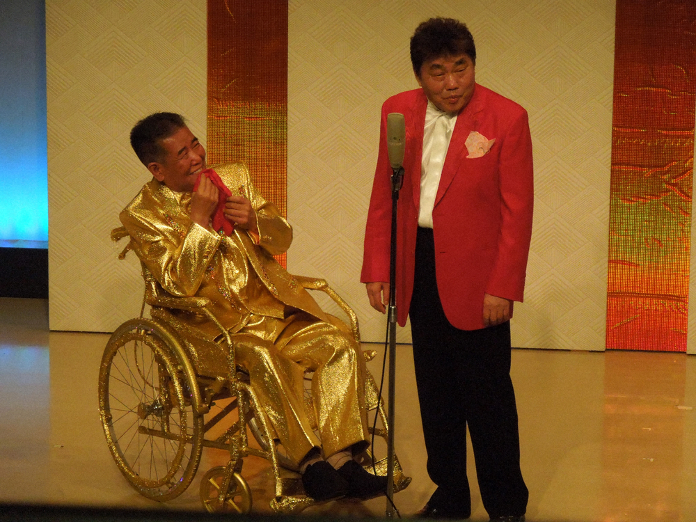 15年3月、金ピカ車椅子で舞台復帰した横山たかしさん（左）と相方の横山ひろし