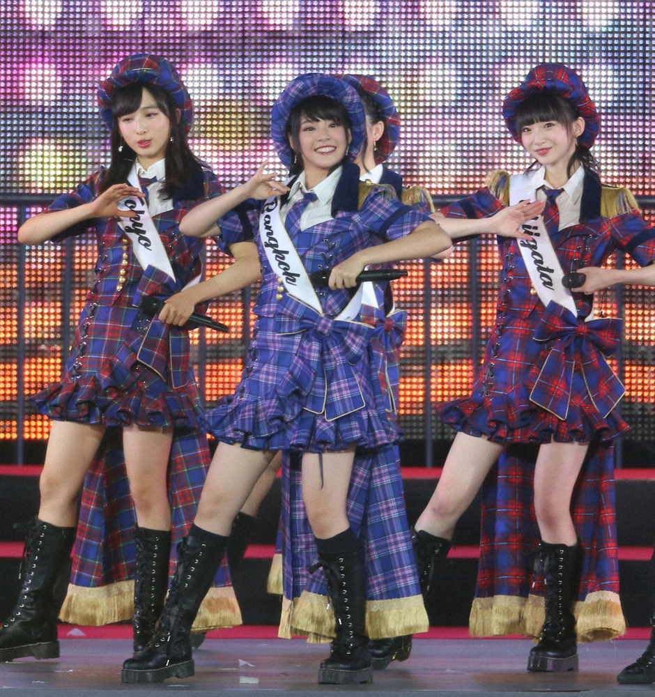 AKB48第10回選抜総選挙で、「恋するフォーチュンクッキー」を歌う、BNK48のチャープラン（中央）