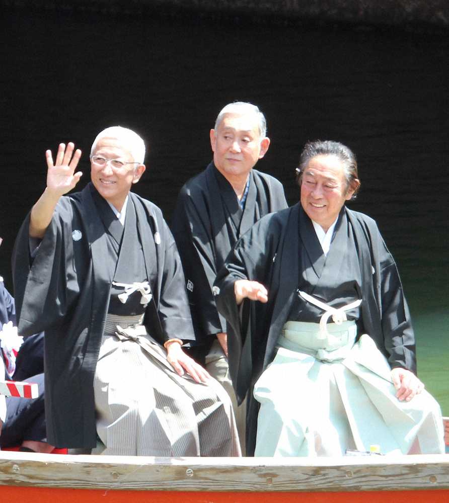 5月29日、博多の「船乗り込み」で元気な姿を見せていた市川左団次（中央）、左は中村時蔵、右は尾上菊五郎