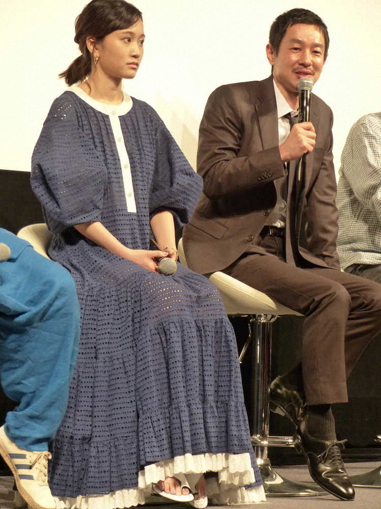 映画の完成披露舞台あいさつに臨んだ前田敦子と加瀬亮