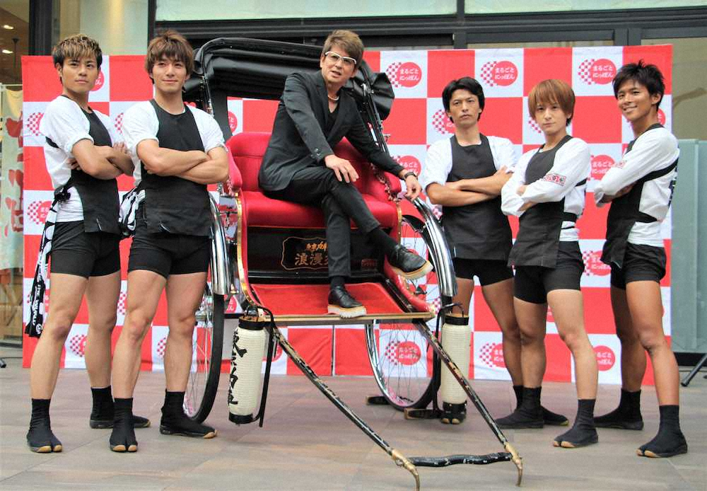 エンターテインメントパフォーマンス集団「東京力車」のリリースイベントにて。（左から）田井裕一、渡邊善央、哀川翔、石橋拓也、山田和則、白上一成