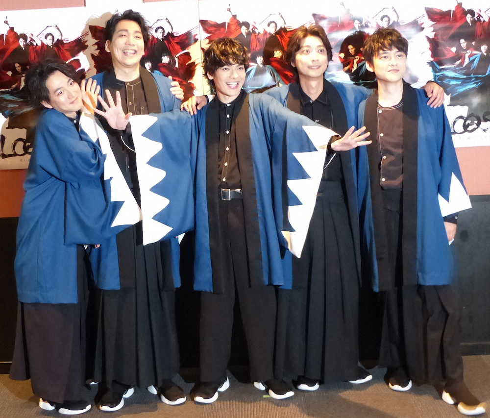 【画像・写真】上演を前におどけて意気込む（左から）株元英彰、磯貝龍乎、崎山つばさ、鈴木裕樹、木ノ本嶺浩