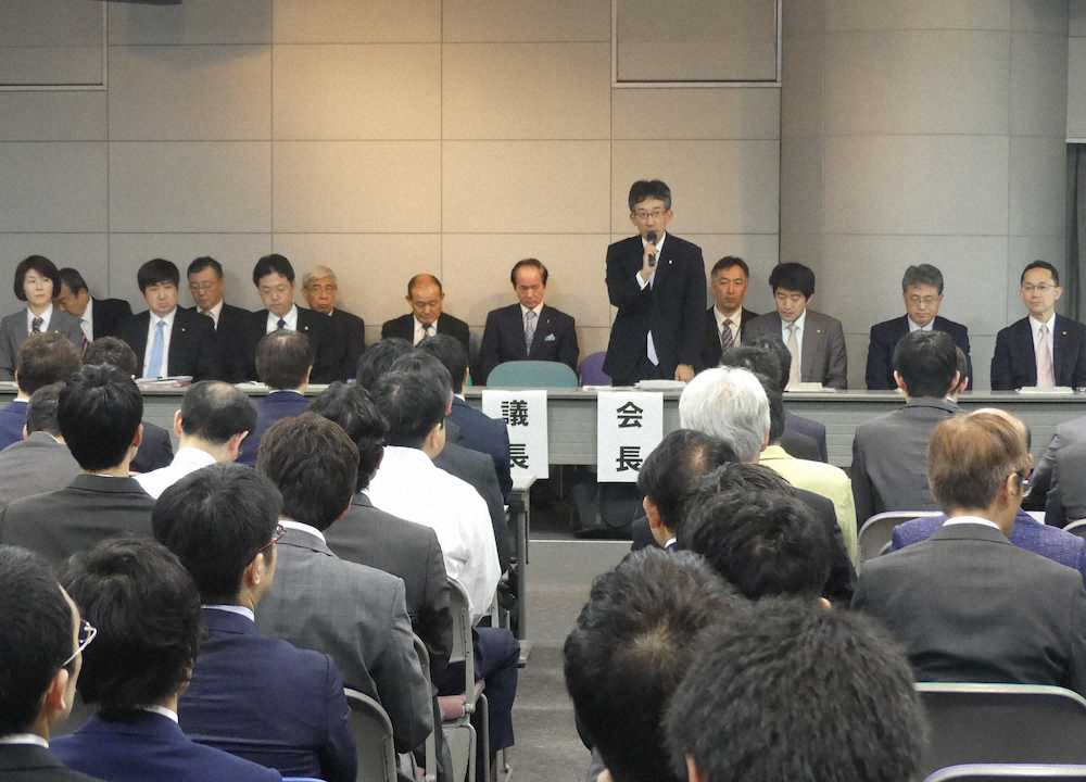 日本将棋連盟の通常総会であいさつする佐藤康光会長（中央）。この日会長に再選された