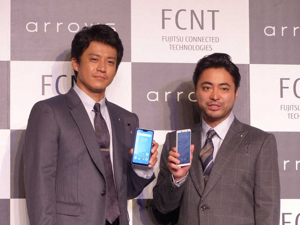 富士通のスマートフォンの発表会に出席した小栗旬（左）と山田孝之。