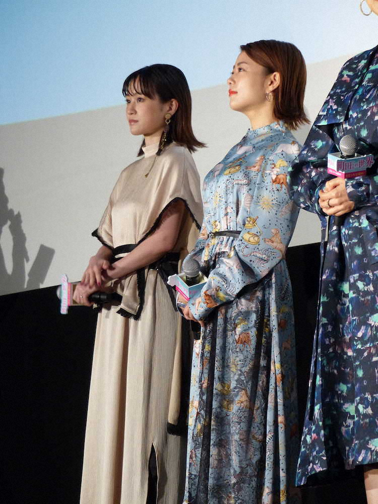 映画「町田くんの世界」の公開記念舞台あいさつに臨んだ前田敦子（左）と高畑充希