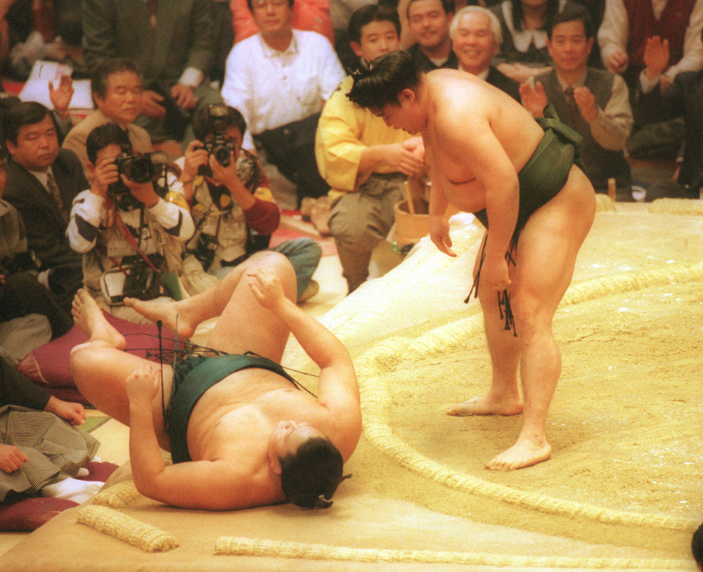 1995年11月26日、大相撲九州場所千秋楽優勝決定戦。初の兄弟対決。若乃花（右）が貴乃花を右下手投げで破る