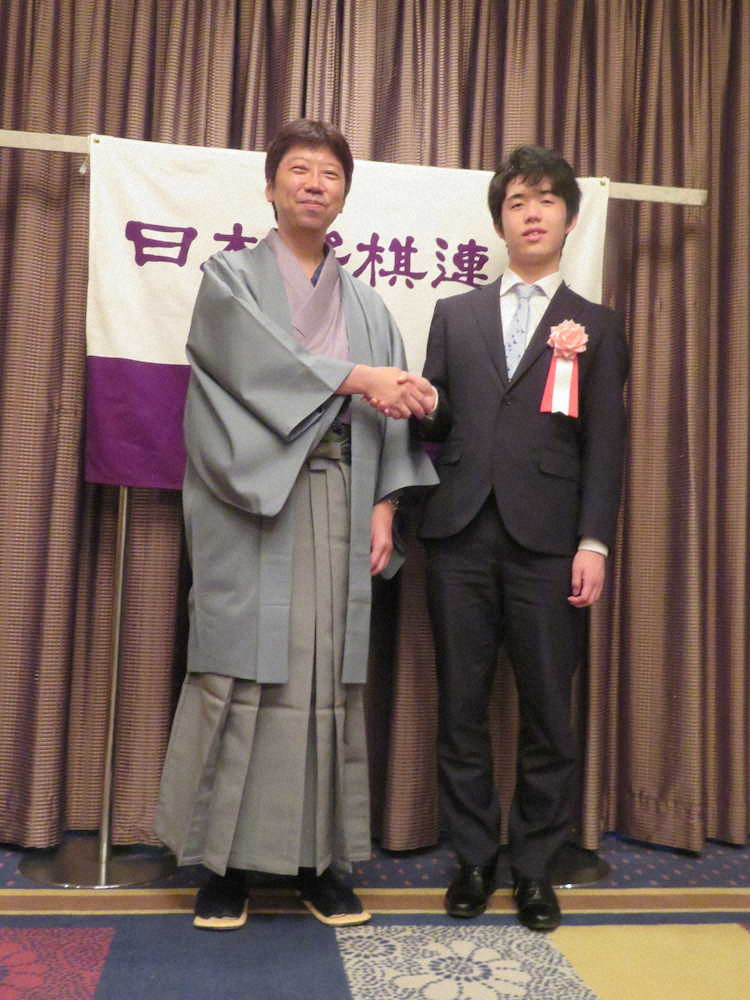 名古屋市内で開かれた杉本昌隆八段（左）の昇級・昇段を祝う会を前に会見する藤井聡太七段