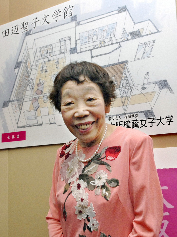 文学館の完成予想図前で笑顔を見せる作家の田辺聖子さん＝07年5月