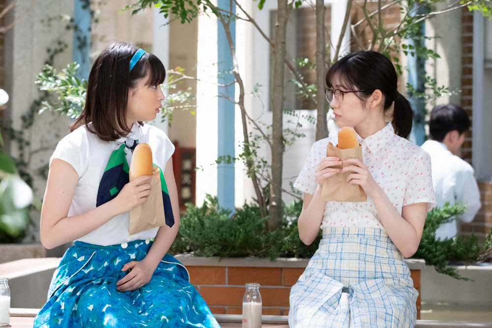 連続テレビ小説「なつぞら」第66話。茜（渡辺麻友）と昼食を取るなつ（広瀬すず、左）（C）NHK