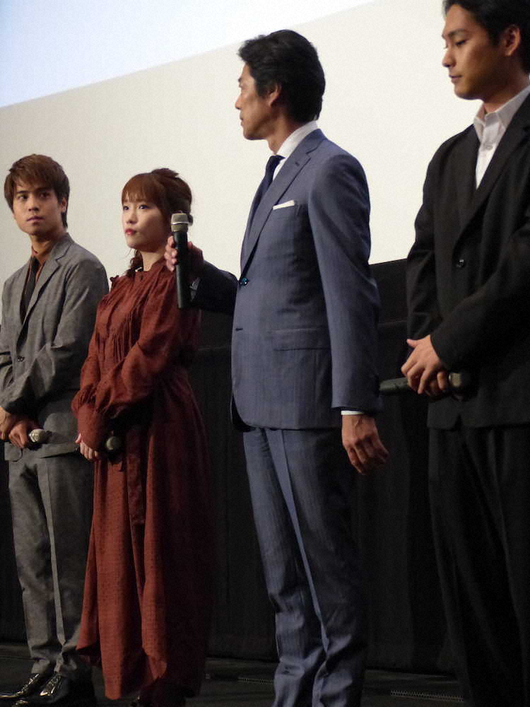 映画「泣くな赤鬼」の舞台挨拶に登壇した川栄李奈（左から2人目）