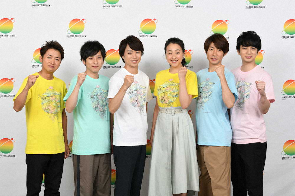 日本テレビ「24時間テレビのチャリティーパーソナリティーに決まった浅田真央さんは、メインパーソナリティーの嵐とともにポーズを決める