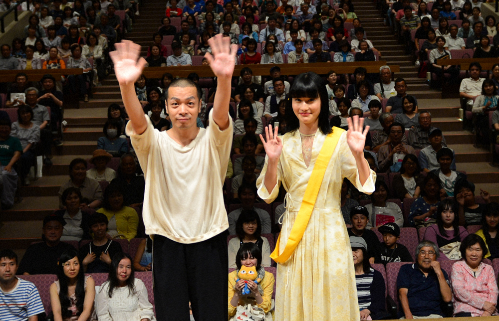 トークイベントに出席した橋本愛（手前右）と峯田和伸（C）NHK