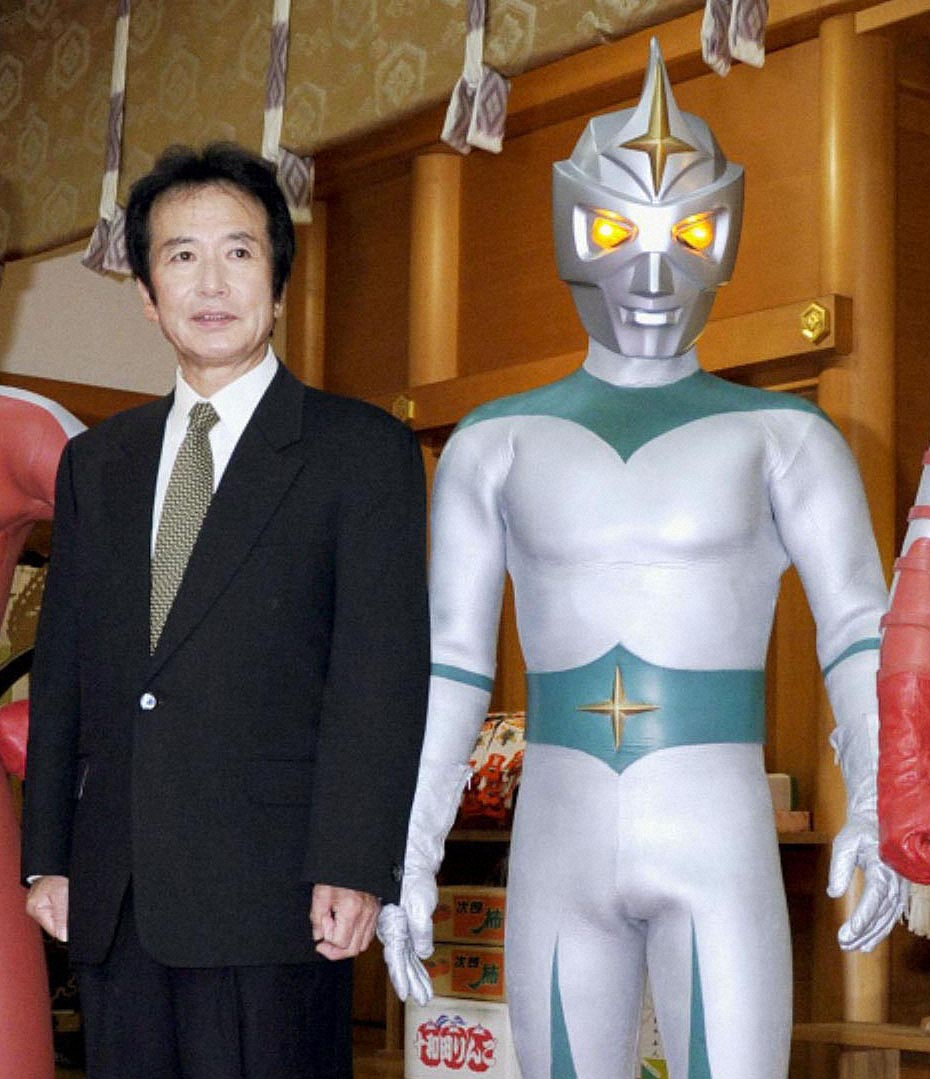 11年11月、円谷プロ特撮ヒーローシリーズDVDのヒット祈願を行った石田信之さんとミラーマン