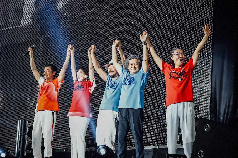40周年記念ツアーの最終公演を終え、ファンにあいさつするサザンオールスターズ（左から）桑田佳祐、原由子、関口和之、松田弘、野沢秀行
