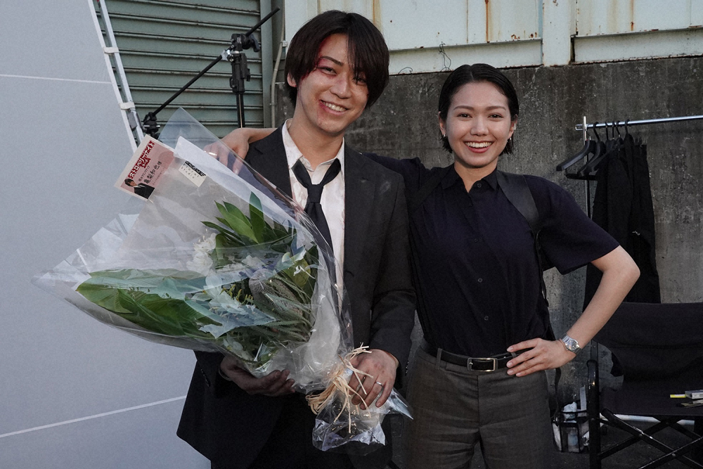 姫川と菊田の関係になりきって、笑顔で記念撮影する亀梨和也（左）と二階堂ふみ（C）フジテレビ
