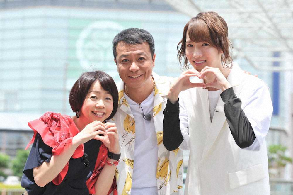 新番組放送決定を喜ぶ（左から）久保ひとみ、中山秀征、西岡健吾