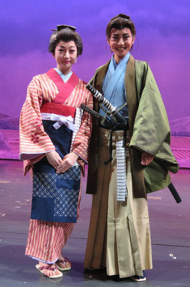 宝塚歌劇団雪組の新人公演「壬生義士伝」で初主演した彩海せら（右）とヒロインの彩みちる