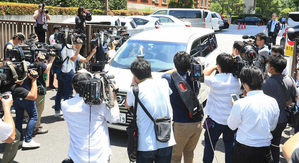 報道陣に囲まれながら東京地裁を後にするピエール瀧被告を乗せたと思われる車両（撮影・白鳥　佳樹）