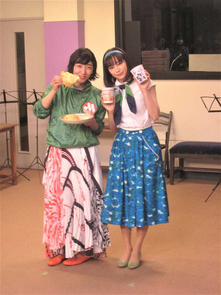 3月26日、安藤サクラ（左）とのバトンタッチの時の衣装（青色のスカート）が、本日放送の第69回と同じ