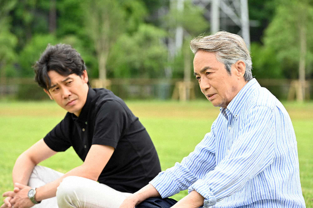 TBS日曜劇場「ノーサイド・ゲーム」に社長役で出演する西郷輝彦（右）と主演の大泉洋