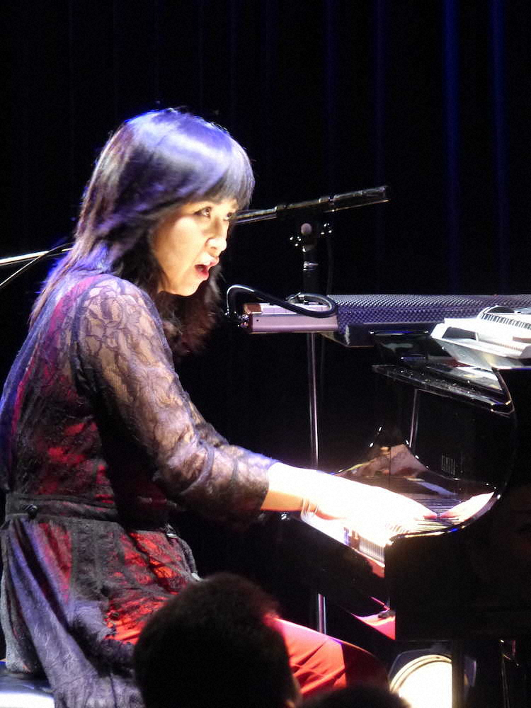 ダイナミックなピアノの演奏で魅せる松居慶子