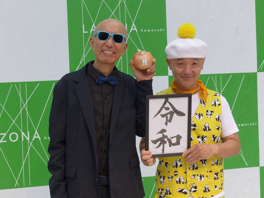 ラゾーナ川崎でミニアルバム「大きな玉ねぎの下で」の発売記念イベントを行ったサンプラザ中野くん（左）とギターのパッパラー河合