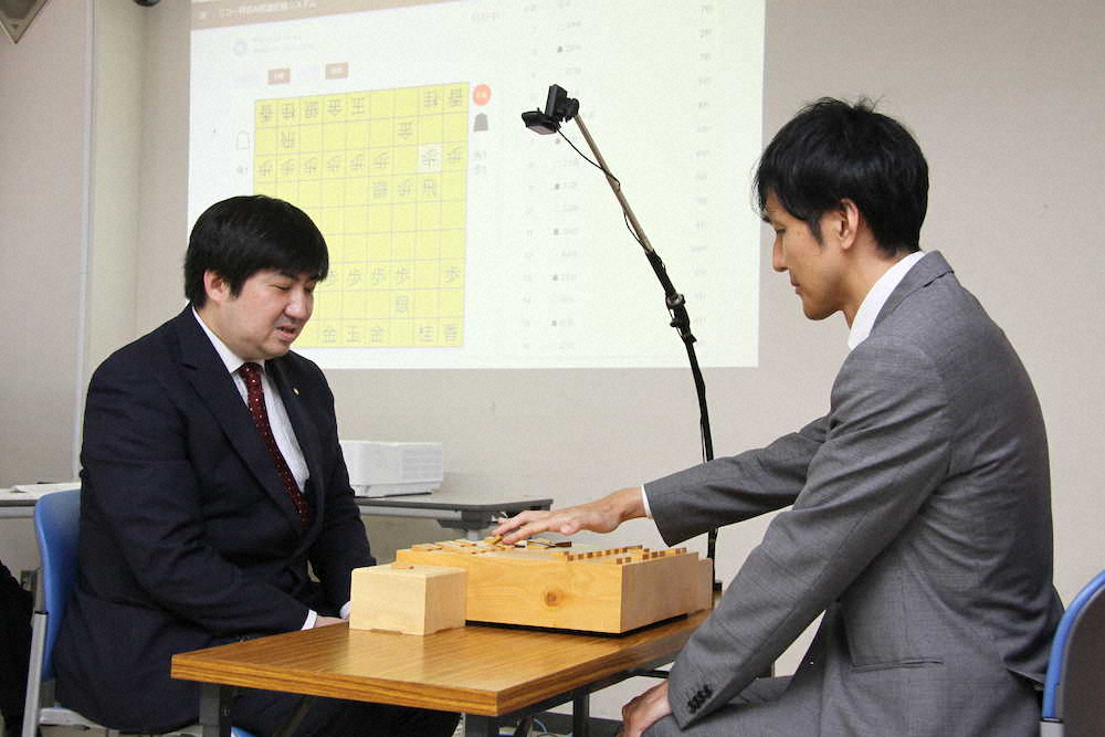 AI棋譜記録システムをデモンストレーションする（左から）鈴木大介九段、西尾明七段（撮影・我満　晴朗）