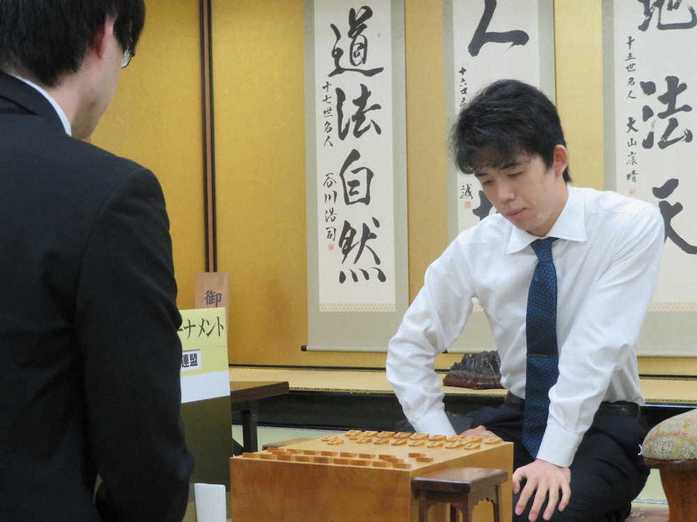 【画像・写真】藤井七段　サミット厳戒下の大阪で対局　関西将棋会館前にも警察車両や警官