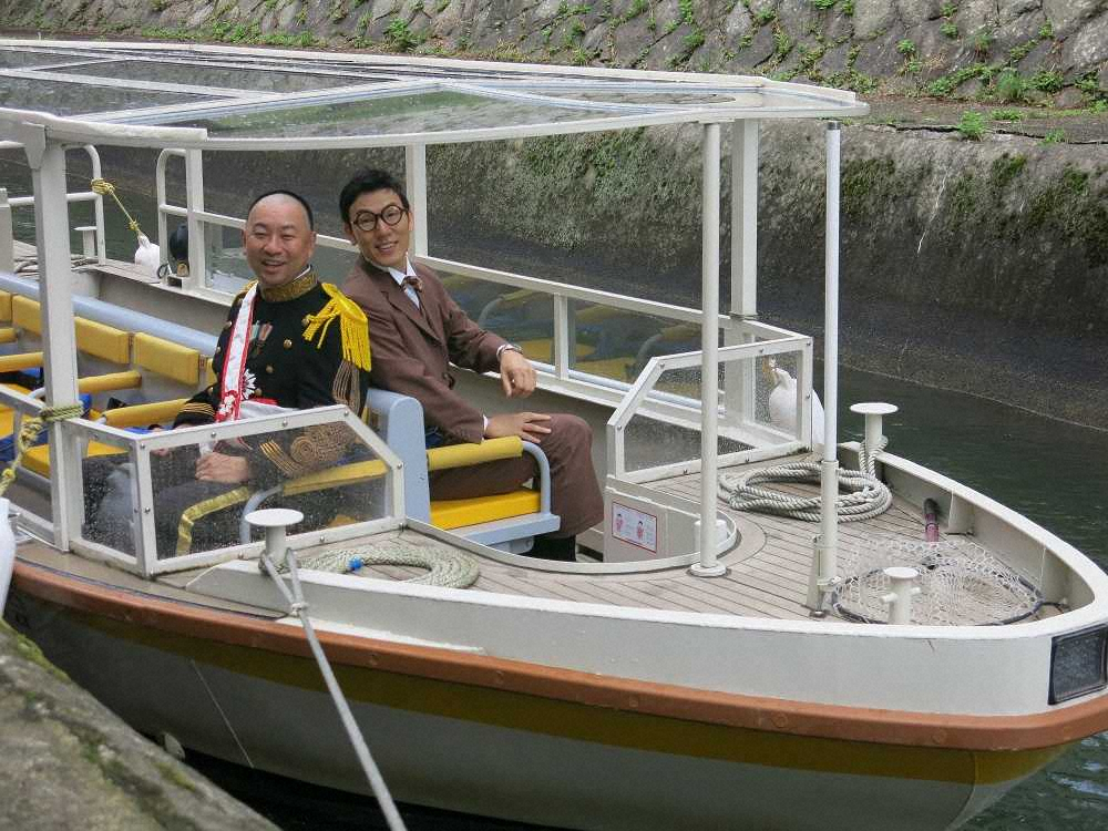 琵琶湖疎水船に乗船したレイザーラモンRG（左）と浅越ゴエ