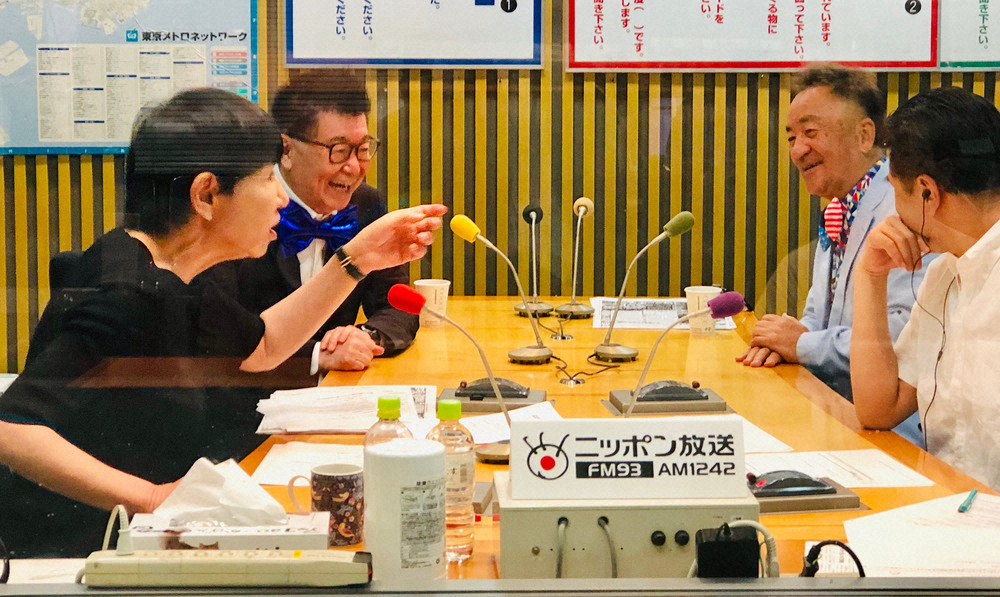 ニッポン放送「ゴッドアフタヌーン　アッコのいいかげんに1000回」にアポなし乱入したせんだみつお（右から2人目）と生島ヒロシ（同3人）、左は和田アキ子