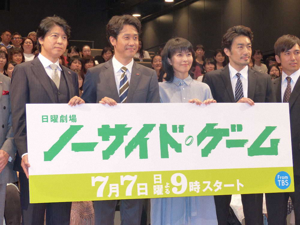 TBS「ノーサイド・ゲーム」の試写会で舞台あいさつした（左から）上川隆也、大泉洋、松たか子、大谷亮平