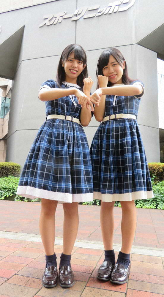 グループ結成7周年記念コンサートのPRで大阪市北区のスポーツニッポン新聞社を訪れた「KOBerrieS♪」の（左から）岡野春香と小形優莉は2人で小さな神戸市のシンボルマークを作りながら笑顔