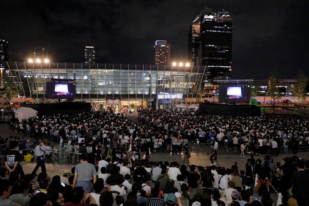来年公開のアニメ映画「シン・エヴァンゲリオン劇場版」のイベントに4000人が集まったJR大阪駅の大階段